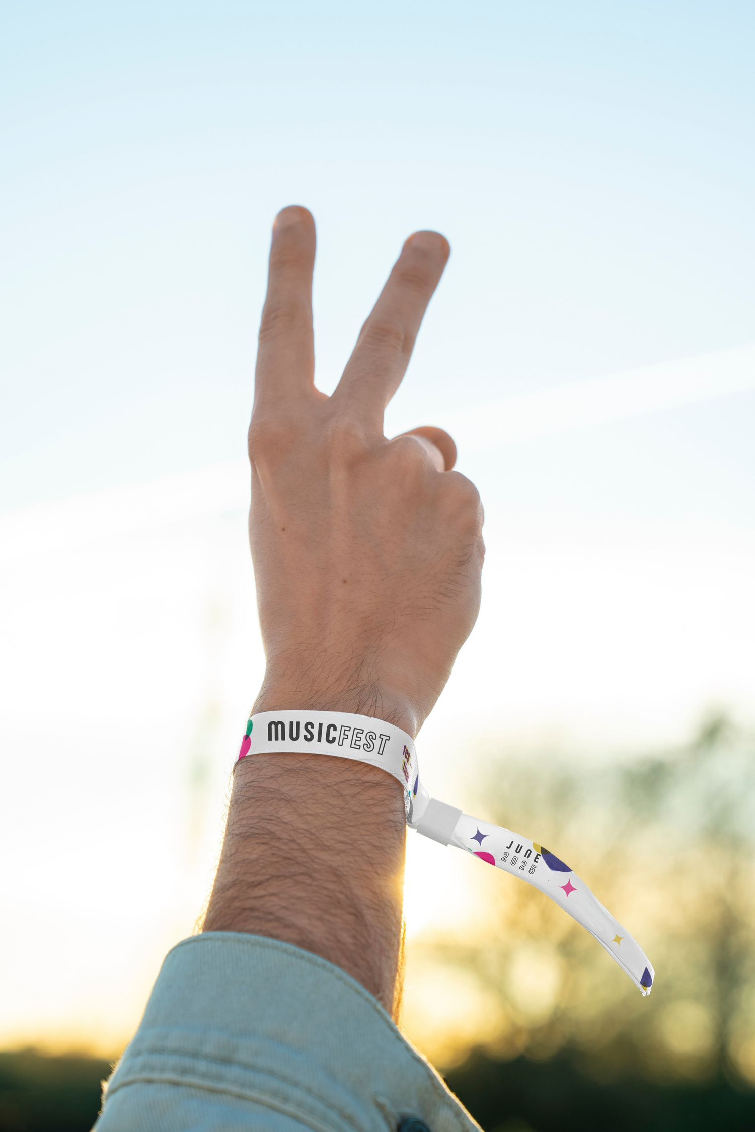 Personalizirana festivalska zapestnica na roki, primer potiska po meri z možnostjo lastnega besedila.